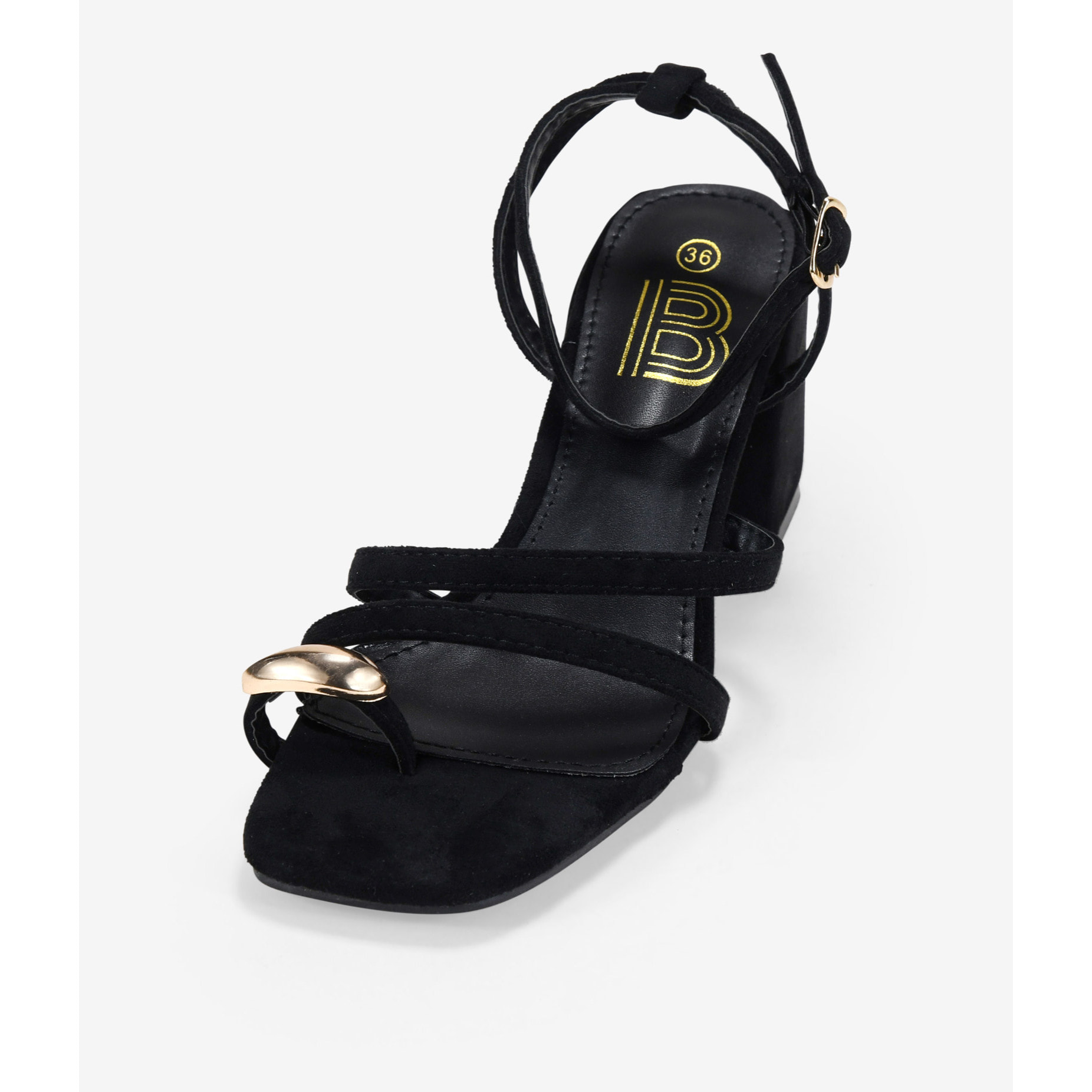 Sandalias de tacón negras con adorno metálico de dedo