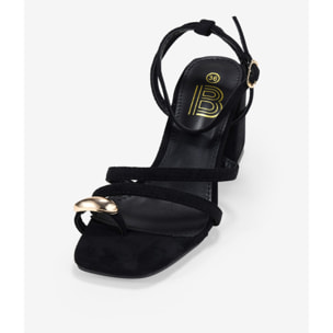 Sandalias de tacón negras con adorno metálico de dedo