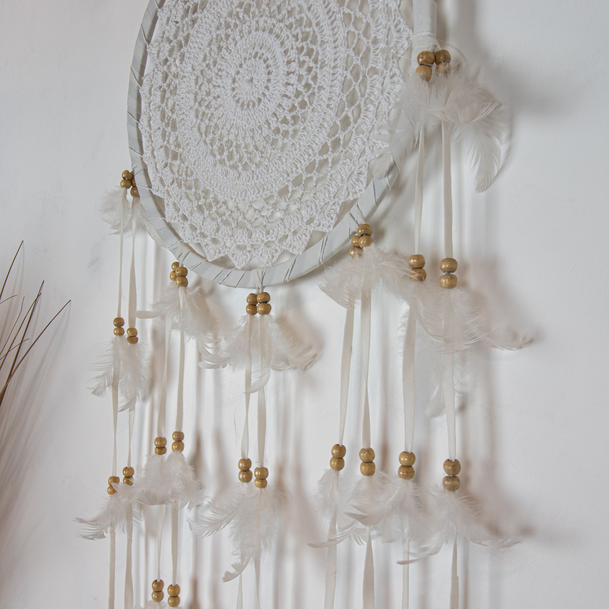 Attrape-rêve en plumes et coton blanc 33cm POKANA