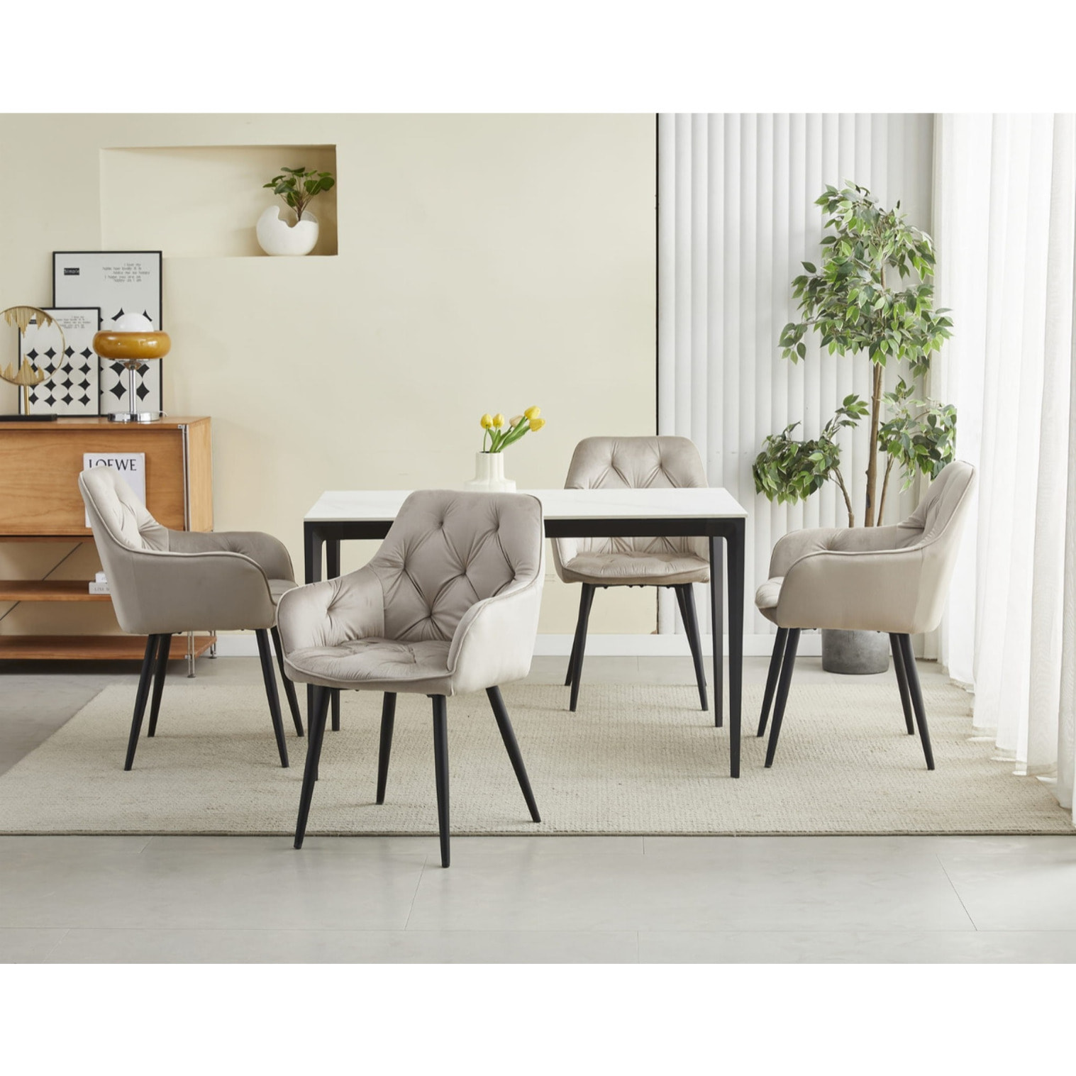 Sedia Jork Velvet con braccioli in velluto beige e gambe nere