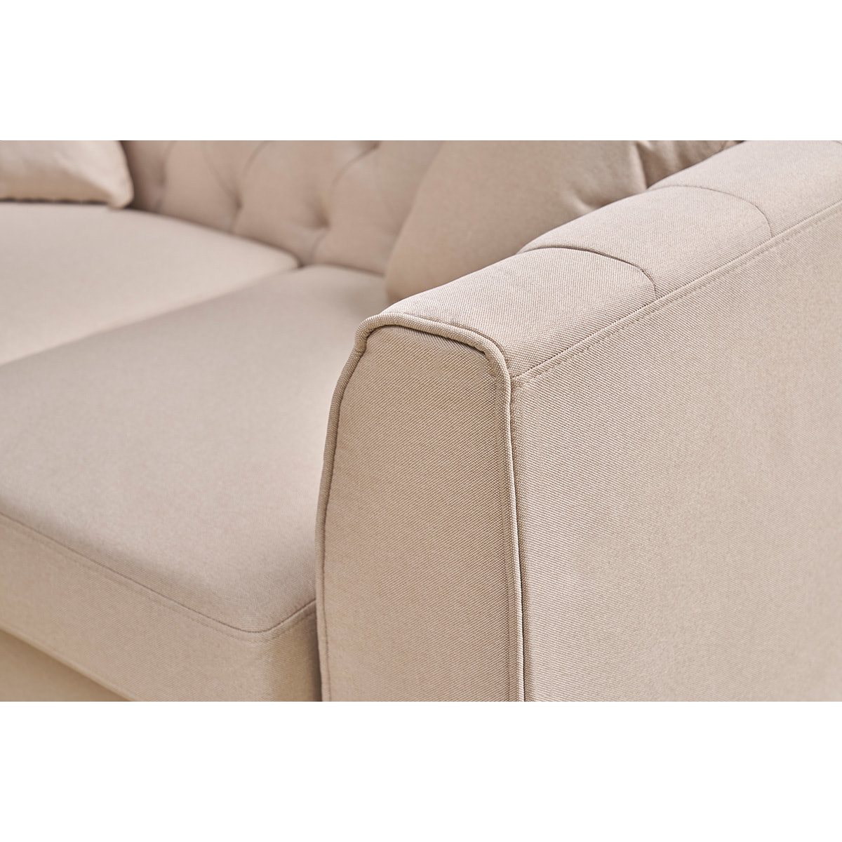 Canapé 2 places capitonné en tissu beige et bois clair MONTAIGNE