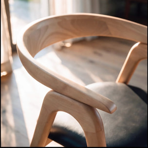 Chaise en bois d'hévéa blond et cuir synthétique noir - Hawa