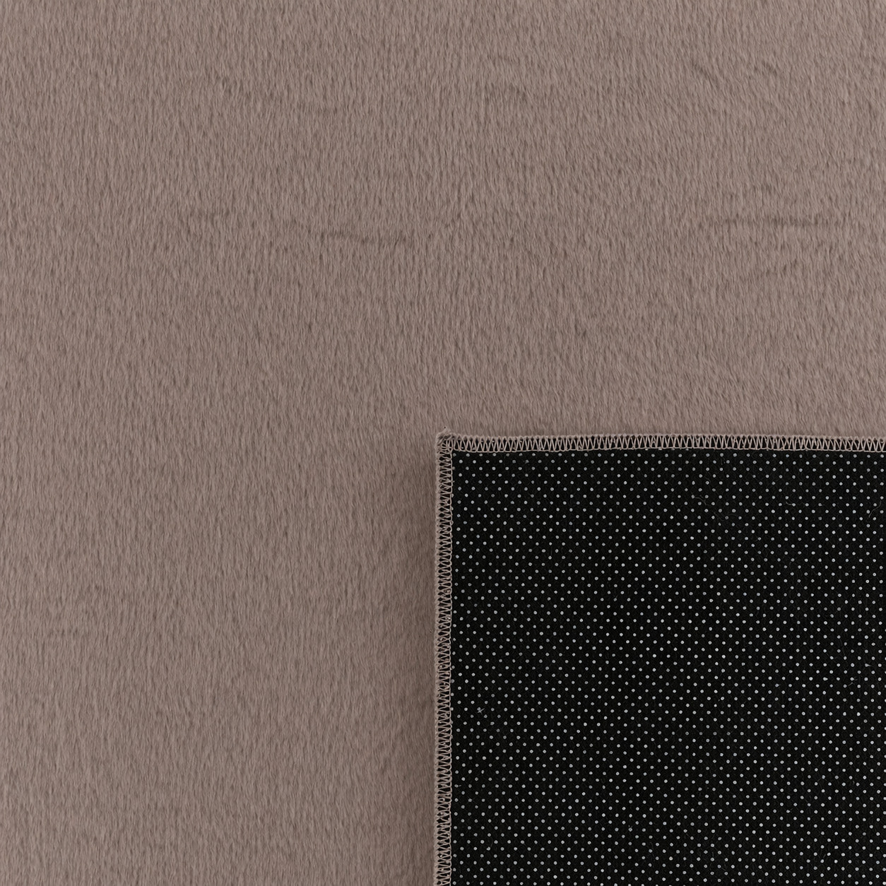 NUBE - Tapis doux et moelleux à poils courts taupe