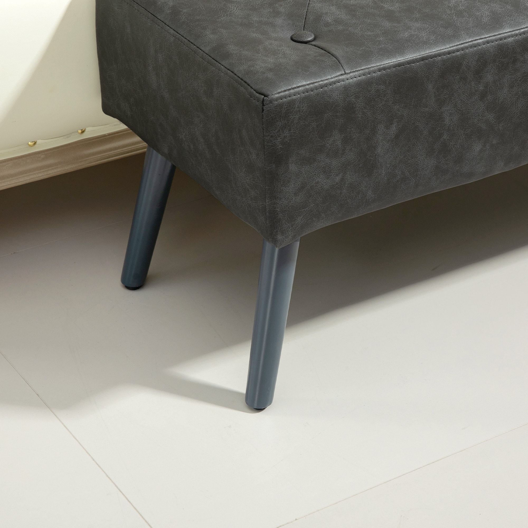 Banc banquette capitonnée style classique chic bois hévéa revêtement synthétique gris effet vieilli