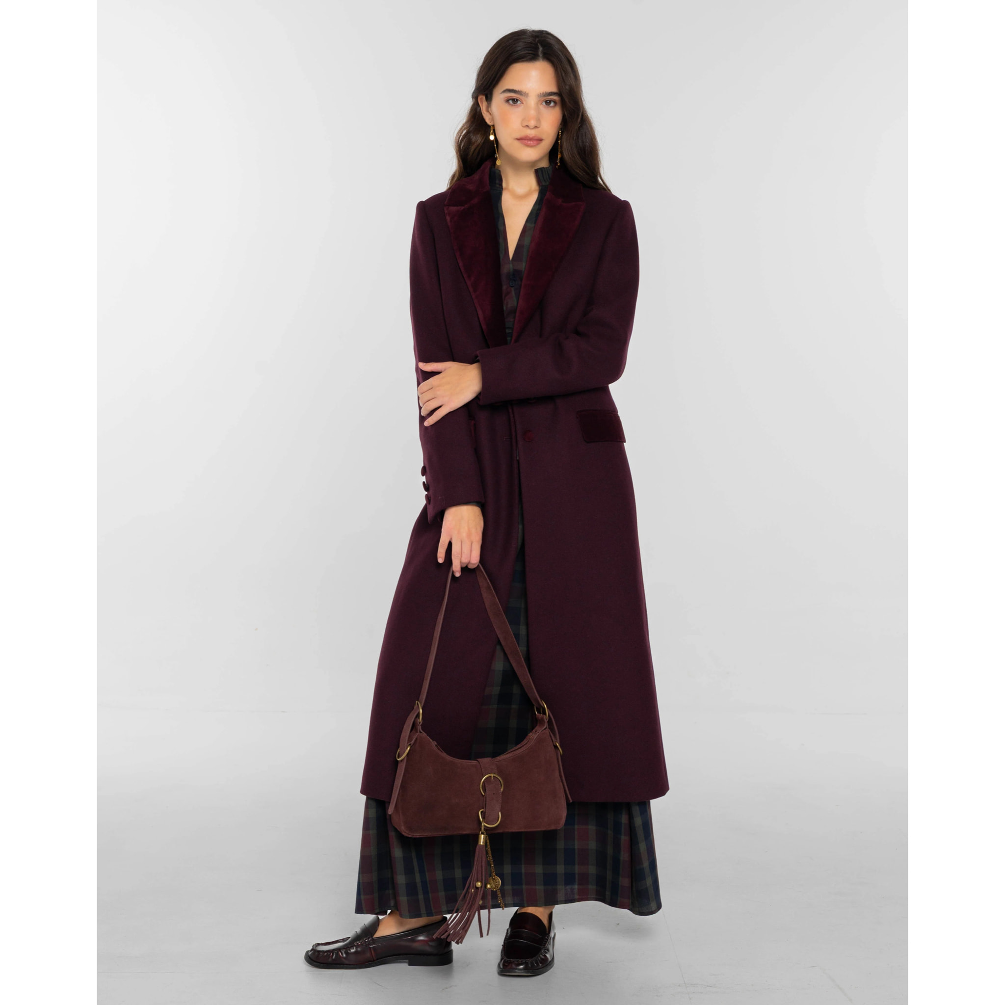 Abrigo largo con cuello de solapa y detalles en terciopelo de mujer