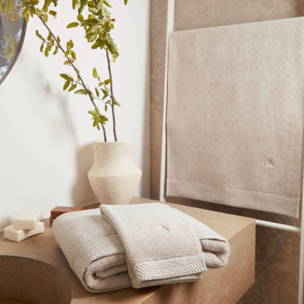 Juego de toallas nidus (30x50cm + 50x100cm + 90x150cm) 100% algodón en color crema con logo bordado scalpers home