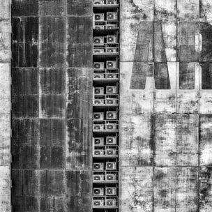 Affiche deco ""Gritty palace"" Affiche + cadre en bois - Noir