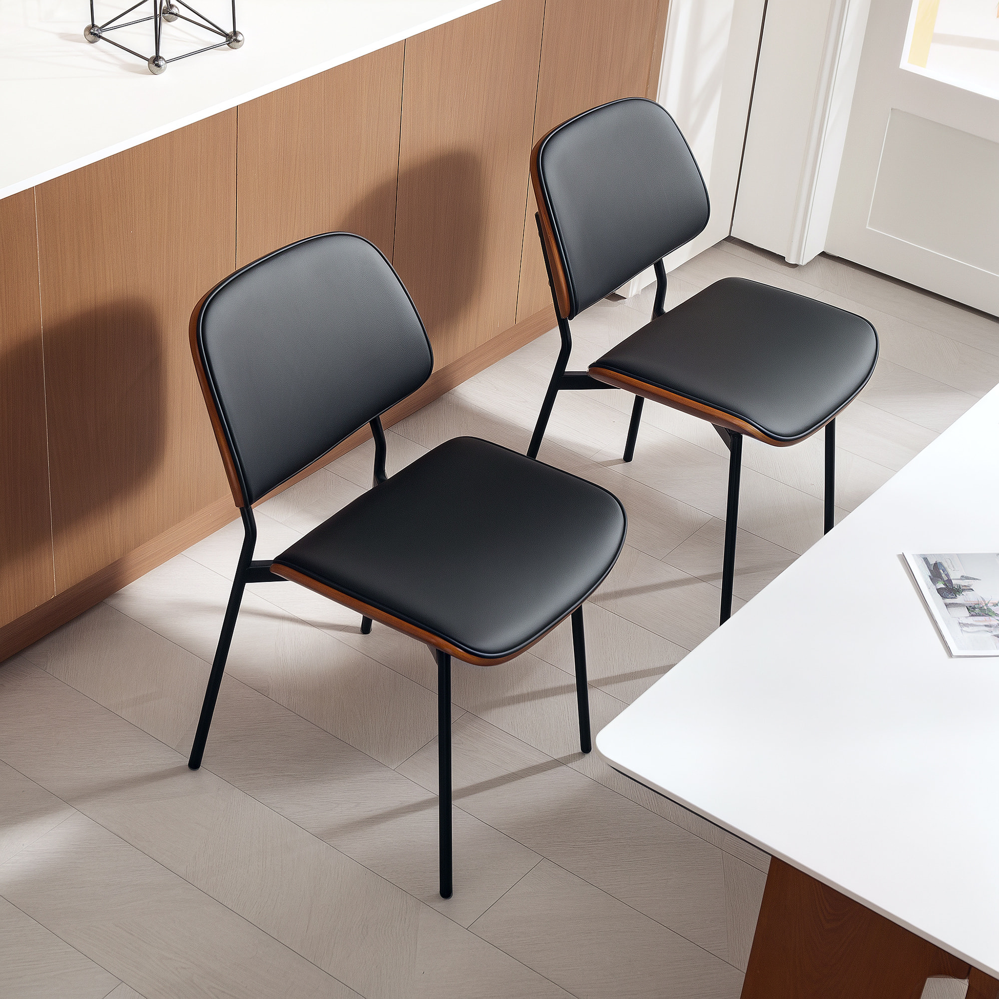 Lot de 2 chaises désign néo-rétro assise dossier cintré bois acier revêtement synthétique noir