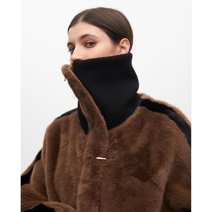 Cappotto Corto in Pelliccia con Dettaglio a Contrasto