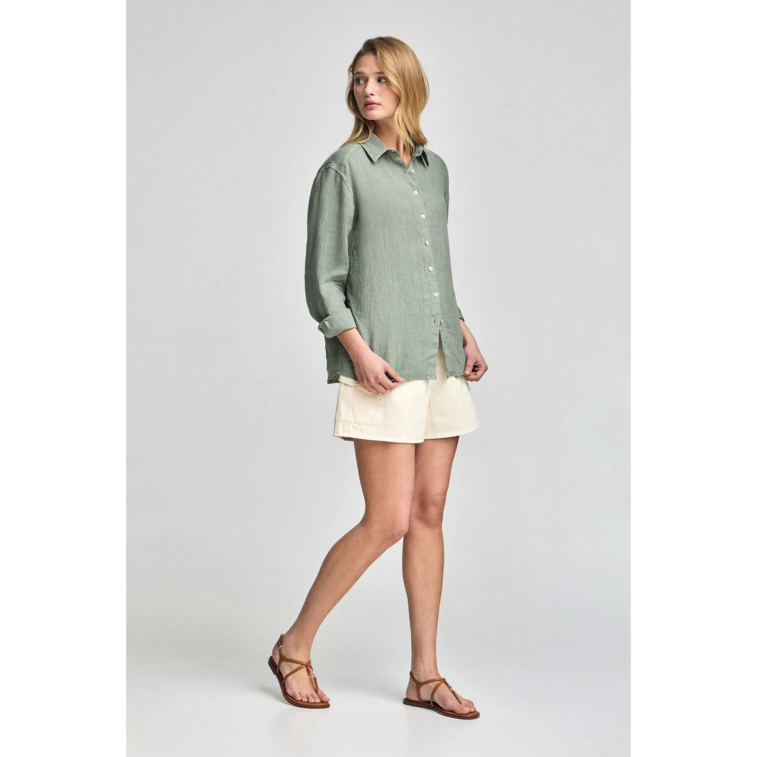 Camisa verde militar garment dye de lino con monograma bordado