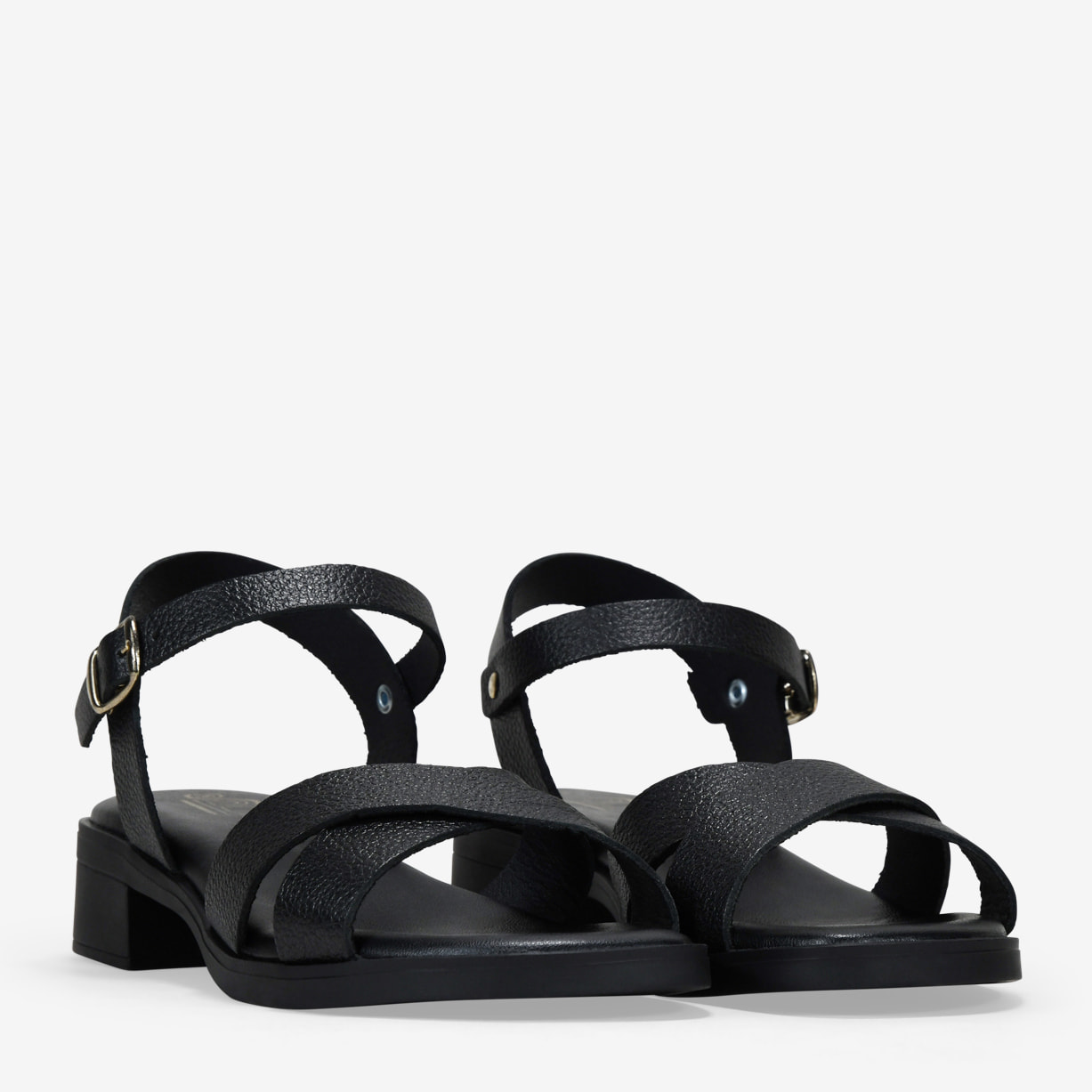 Sandalias negras de piel con tacón y hebilla