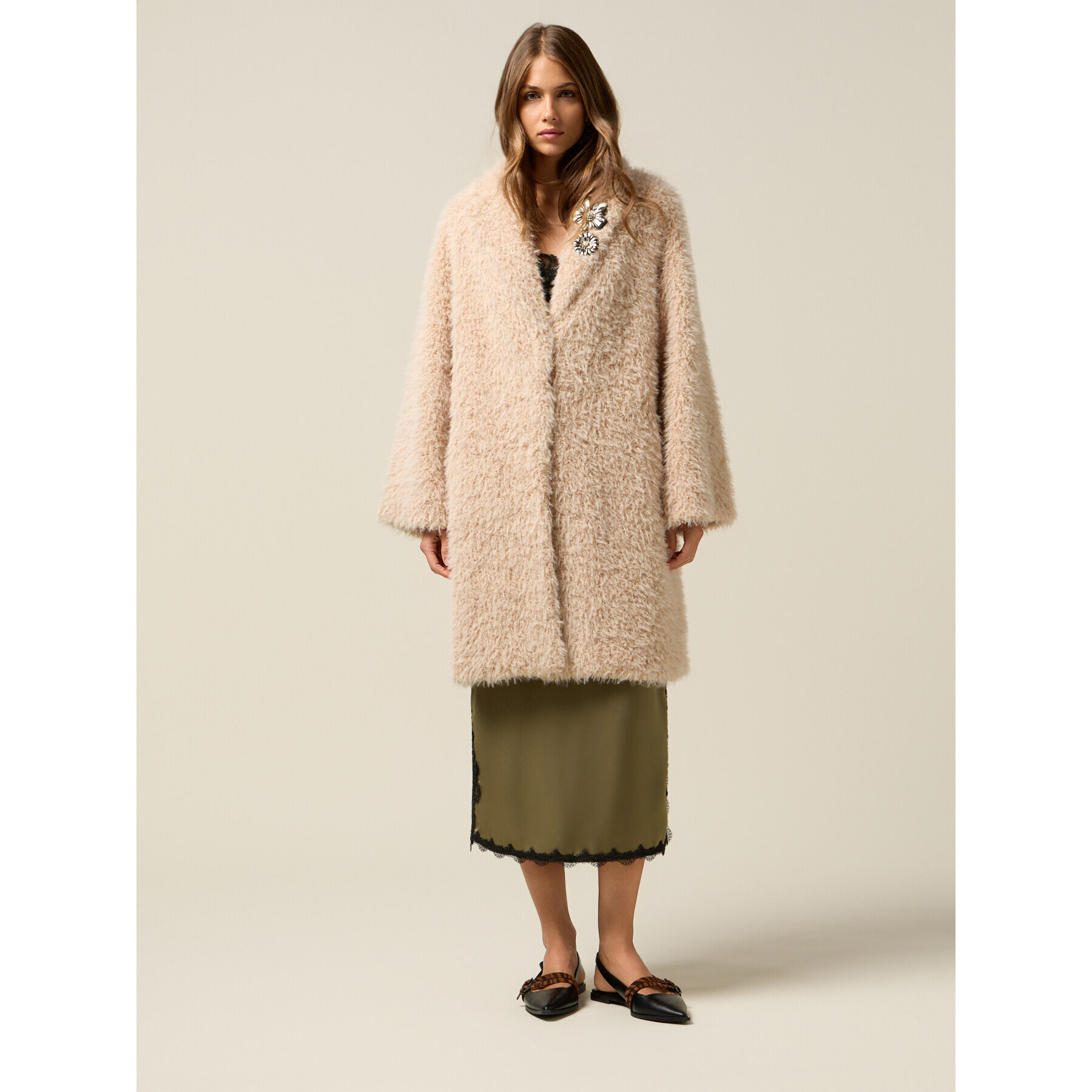 Oltre - Abrigo oversized efecto peluche con broches - Beige
