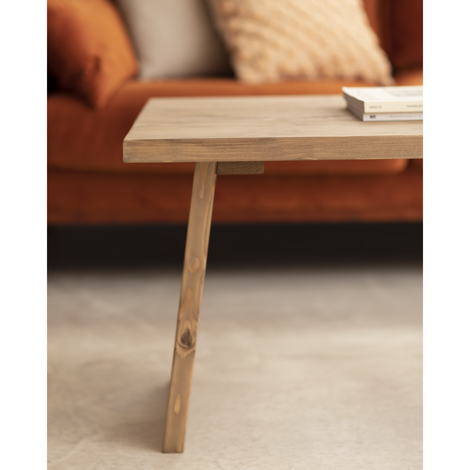Table basse en bois massif ton chêne foncé 120x60cm Hauteur: 45 Longueur: 120 Largeur: 60