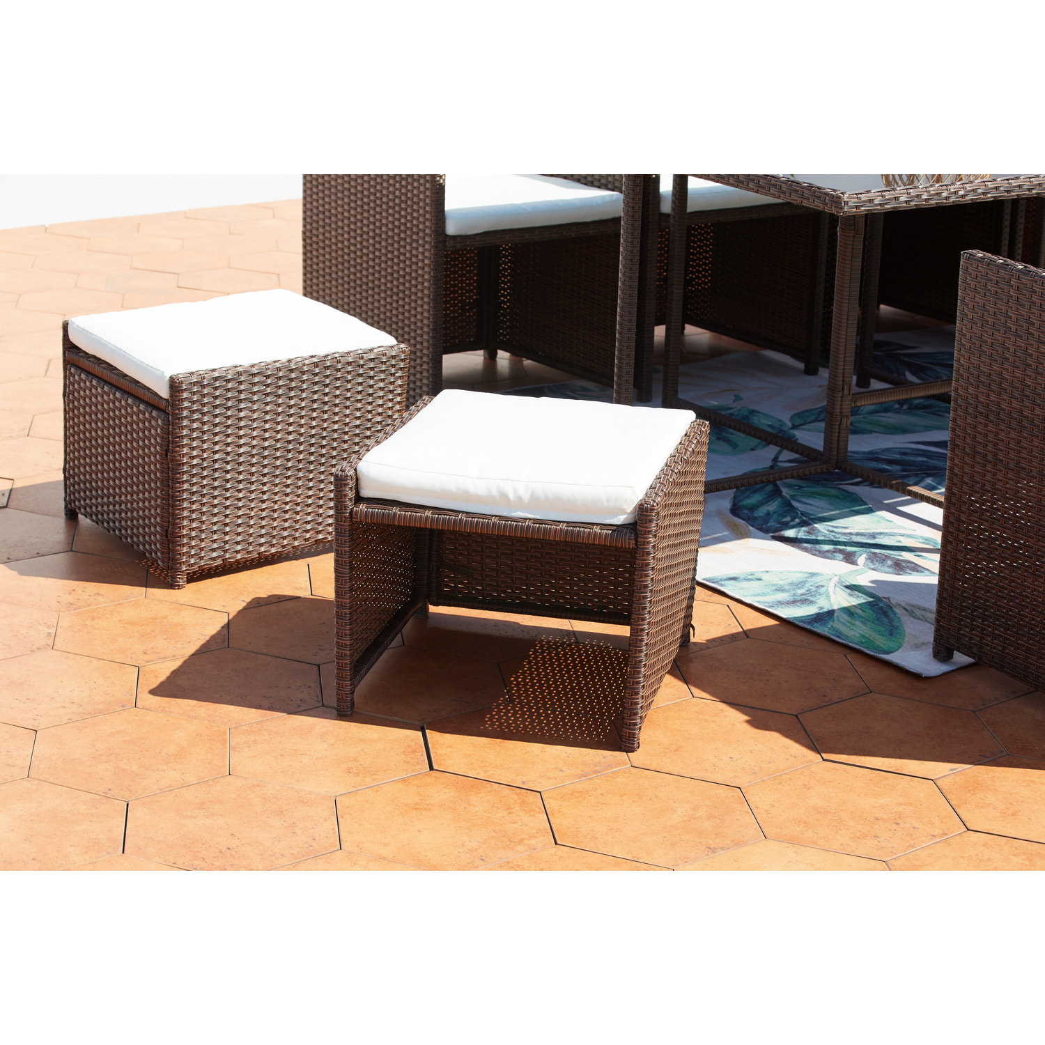 Table et chaises 8 places encastrables résine marron-blanc REGINA