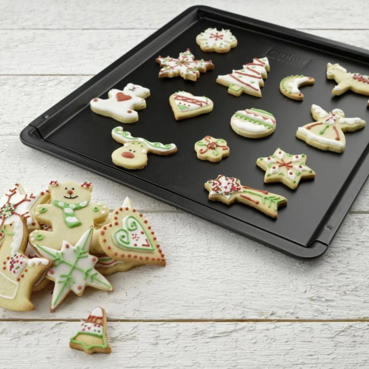 Ensemble avec plaque à pâtisserie extensible et 9 emporte-pièces sur cintre Zenker