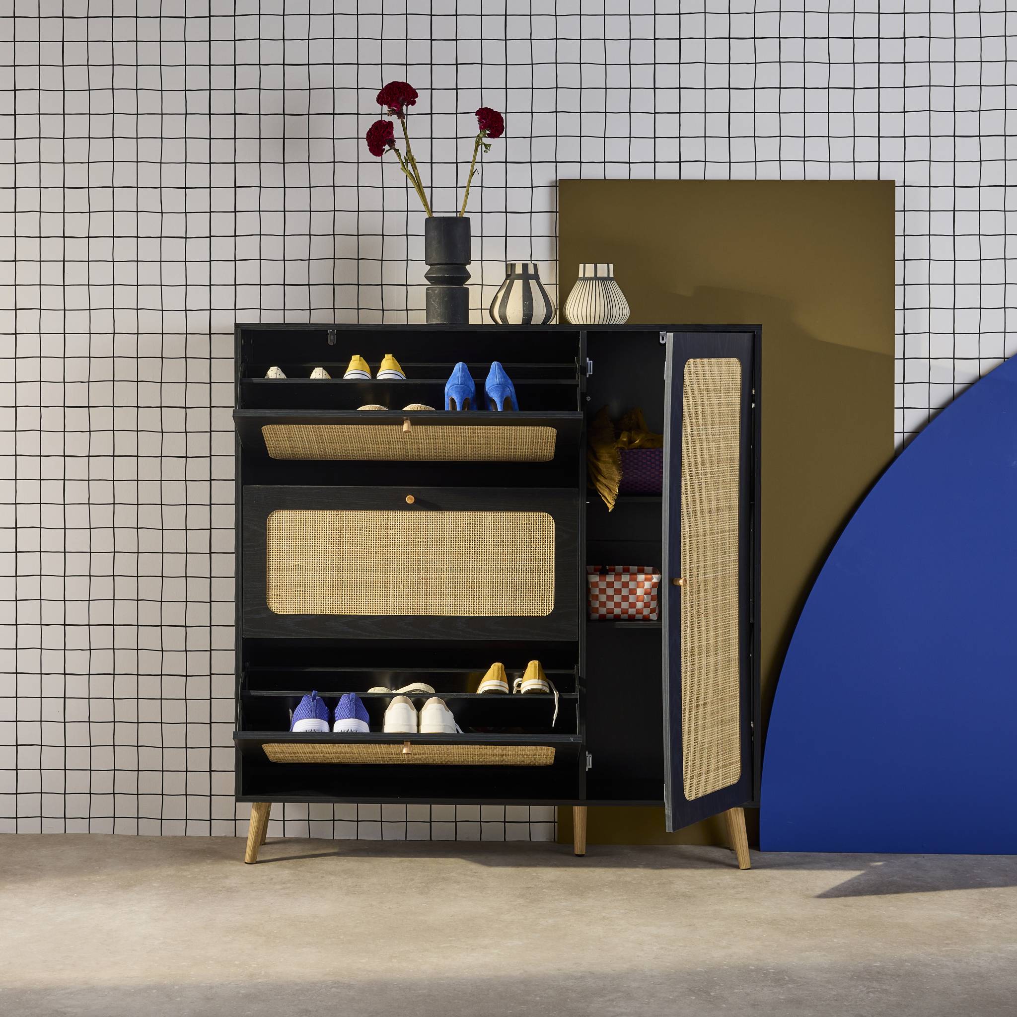 Meuble à chaussure cannage Bohème noir. 3 tiroirs. 1 porte. 21 paires. 120 x 24 x 125 cm