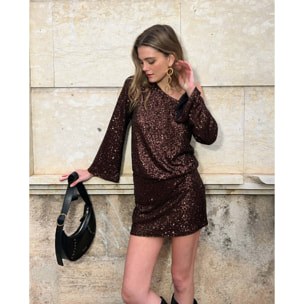 Vestido corto de lentejuelas con manga larga.