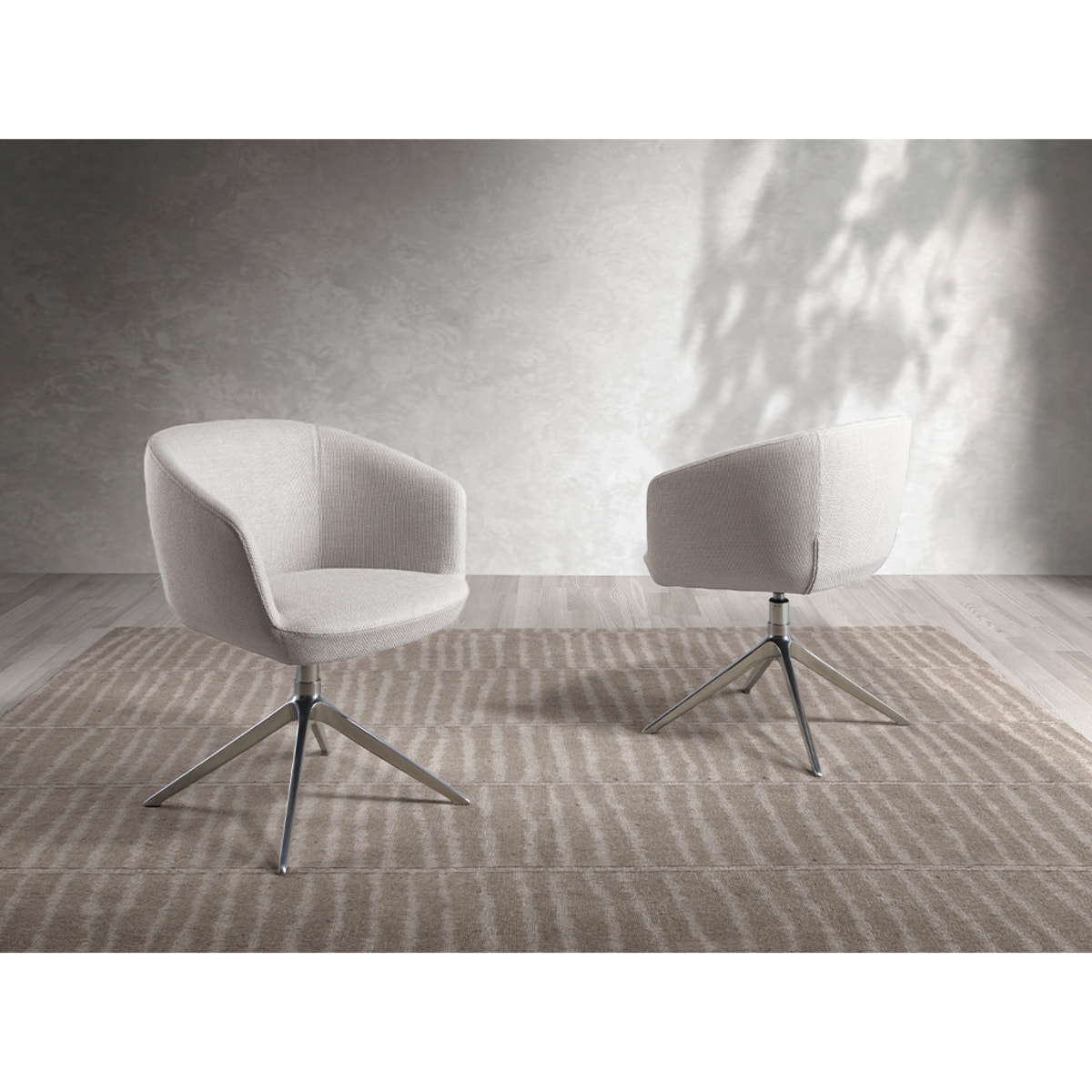 Silla Angel Cerdá giratoria con reposabrazos tapizada en tela en gris claro con estructura y patas en acero inoxidable cromado 67x59x80cm