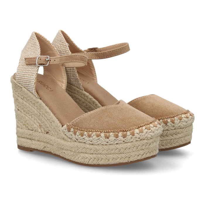 Alpargata de cuña alta de esparto con cierre de hebilla