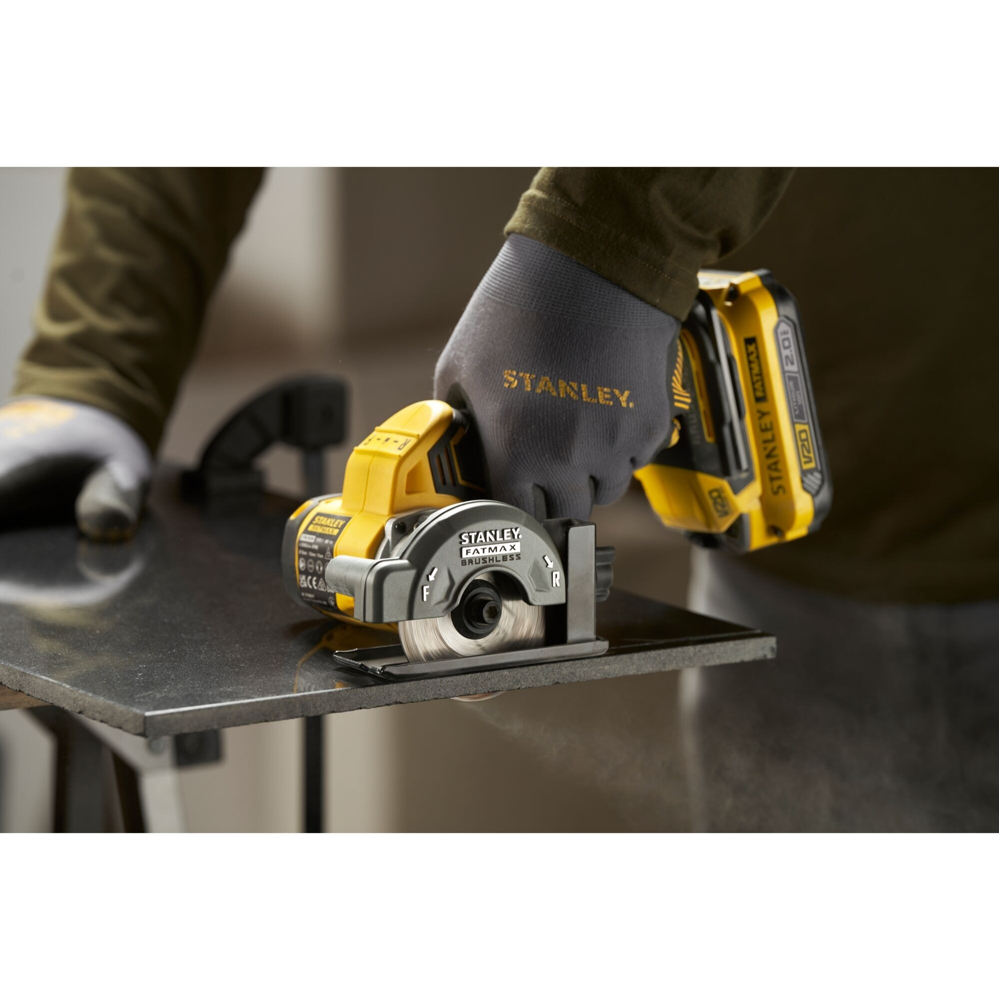 STANLEY FATMAX V20 Mini-Scie Circulaire 75 mm Brushless 18V Sans Batterie SFMCM300B-XJ