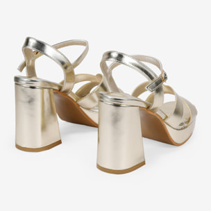 Sandalias de tacón doradas con pulsera y hebilla