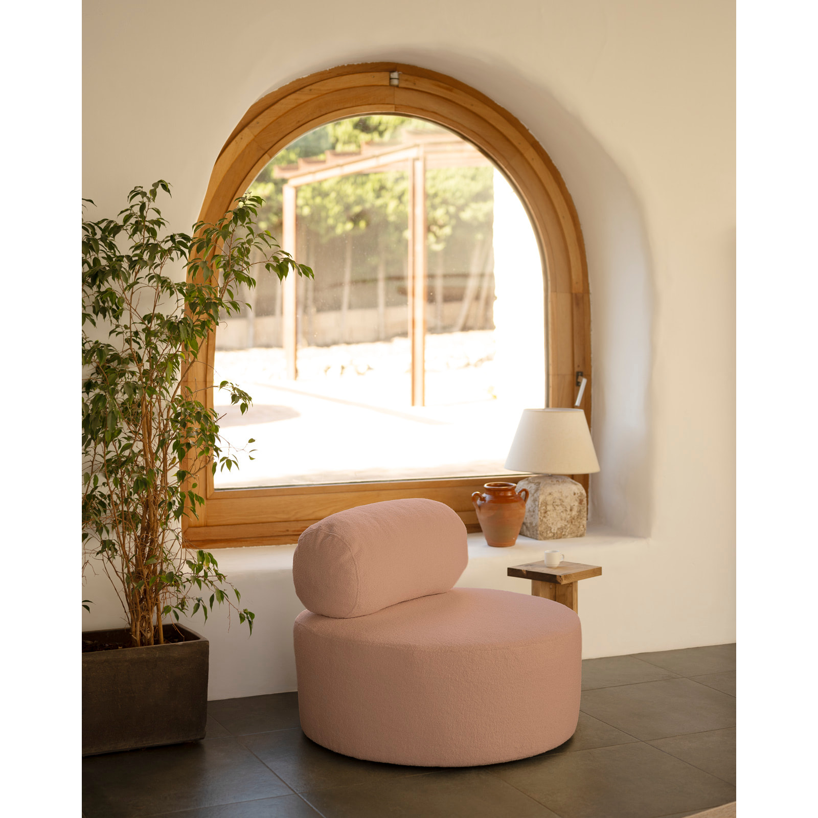 Fauteuil en bouclé rond couleur rose de 91x71cm Hauteur: 71 Longueur: 91 Largeur: 91