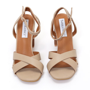 Sandali in simil pelle con fasce incrociate e tacco alto in sughero