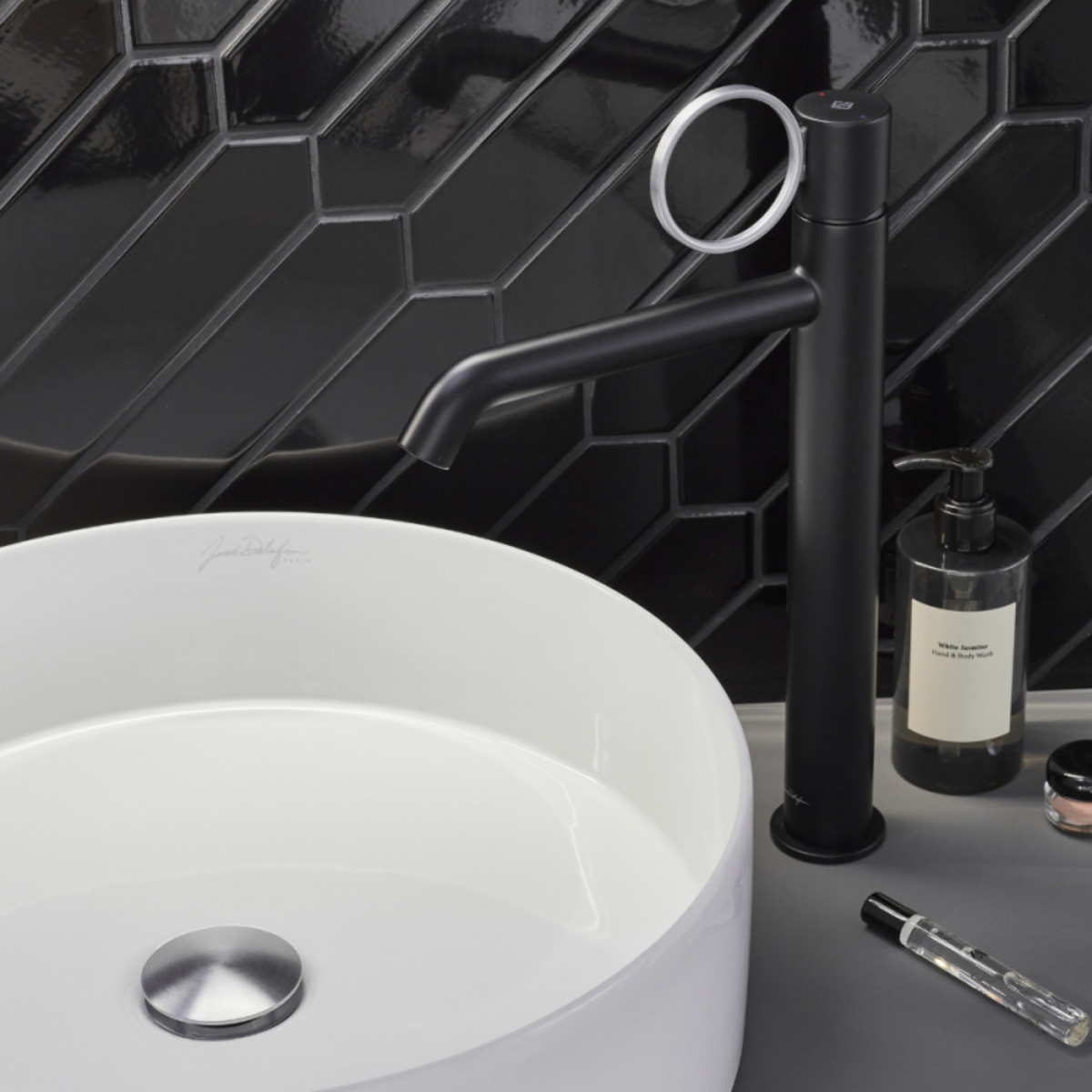 Mitigeur lavabo haut Vivienne noir mat avec bague chromée brossée