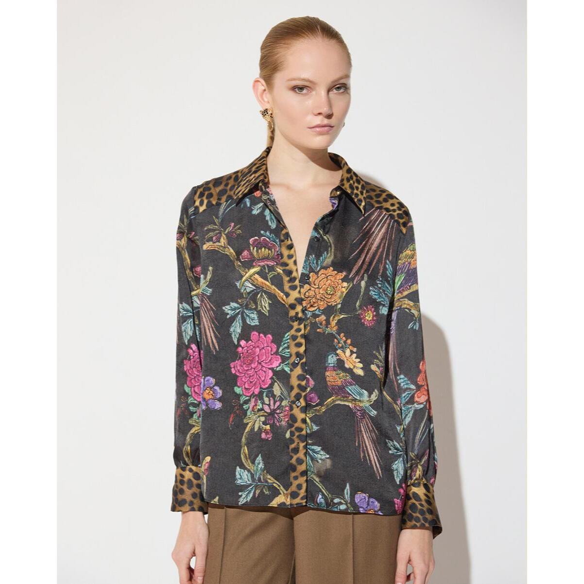 Camicia classica con una combinazione di stampe animalier e motivi floreali.
