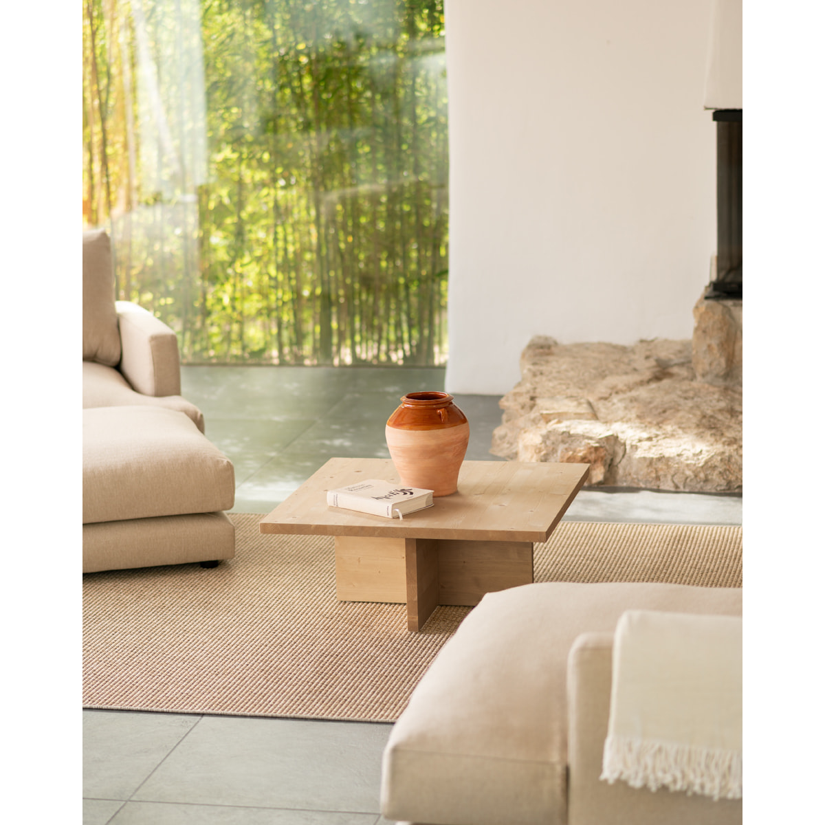 Table basse carrée en bois massif ton chêne moyen de 80x80cm Hauteur: 33.2 Longueur: 80 Largeur: 80