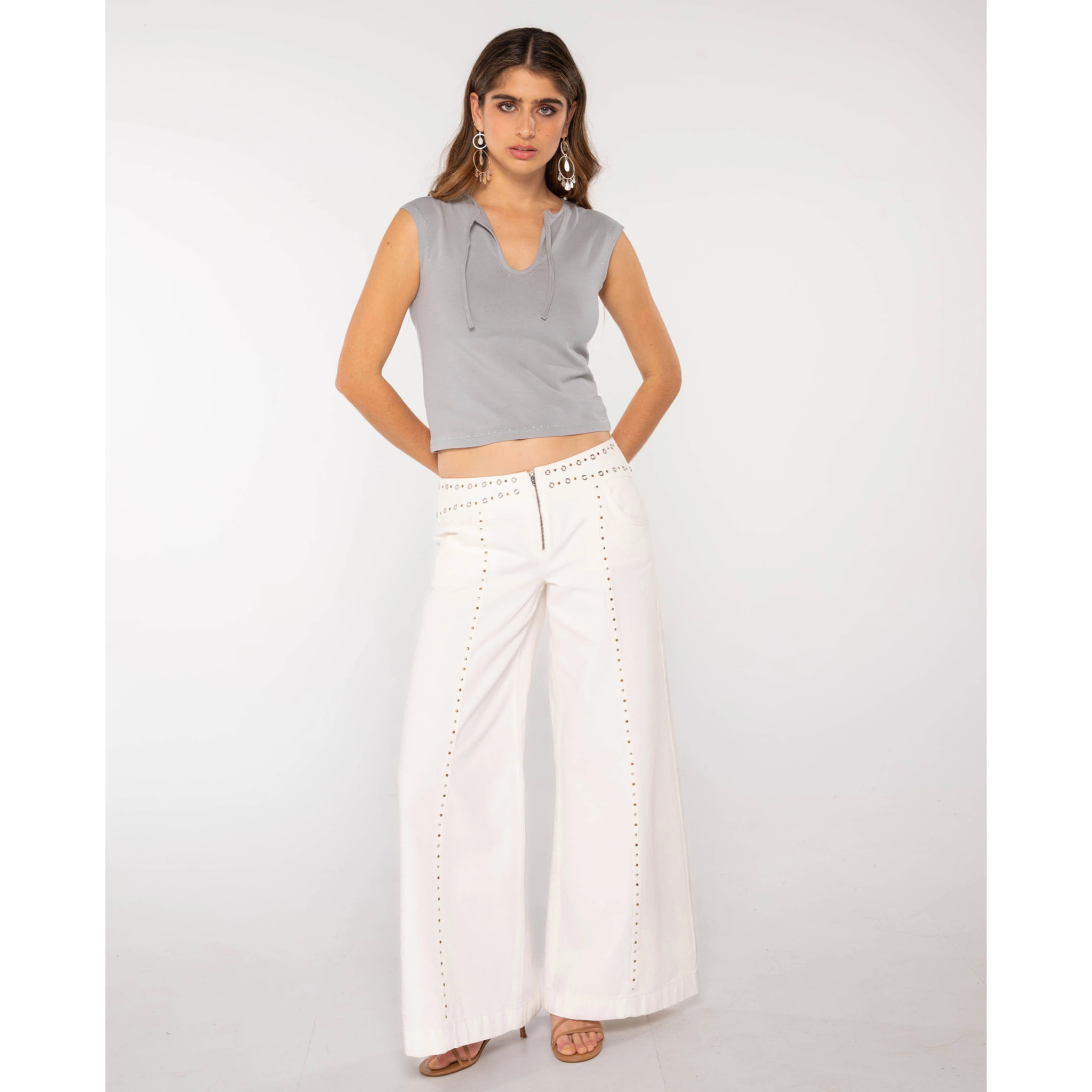 Top de mujer con cuello cut out y lazada