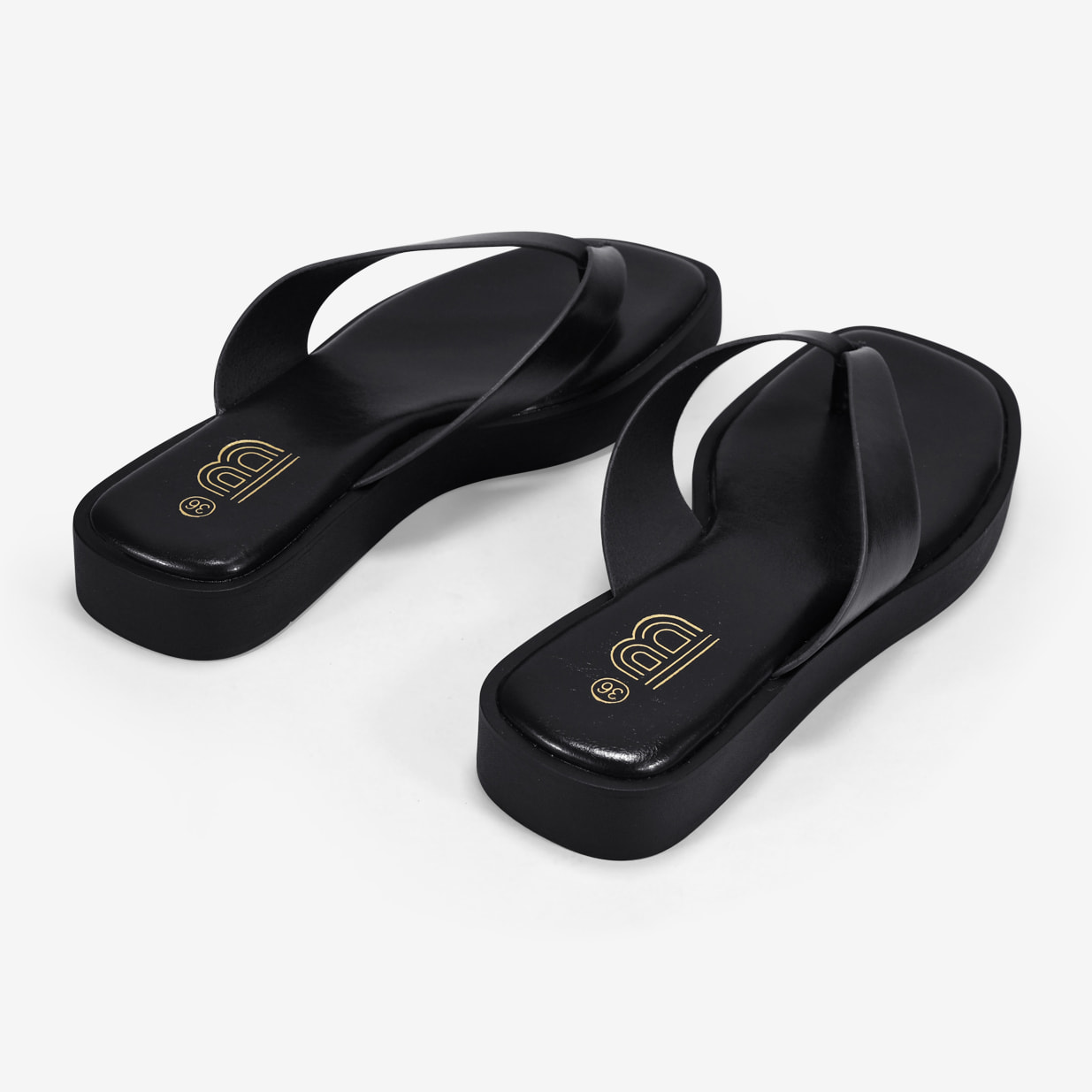 Sandalias de dedo negras con plataforma