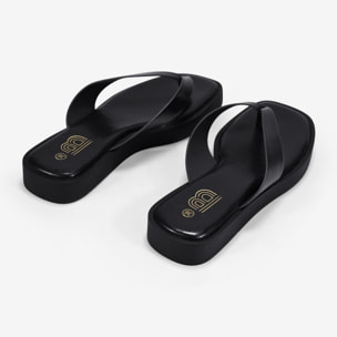 Sandalias de dedo negras con plataforma