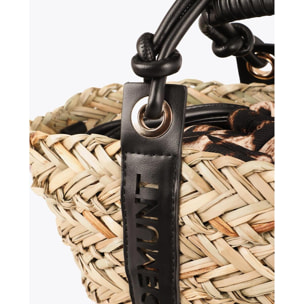 Mini cestino con dettaglio del logo fustellato sul manico