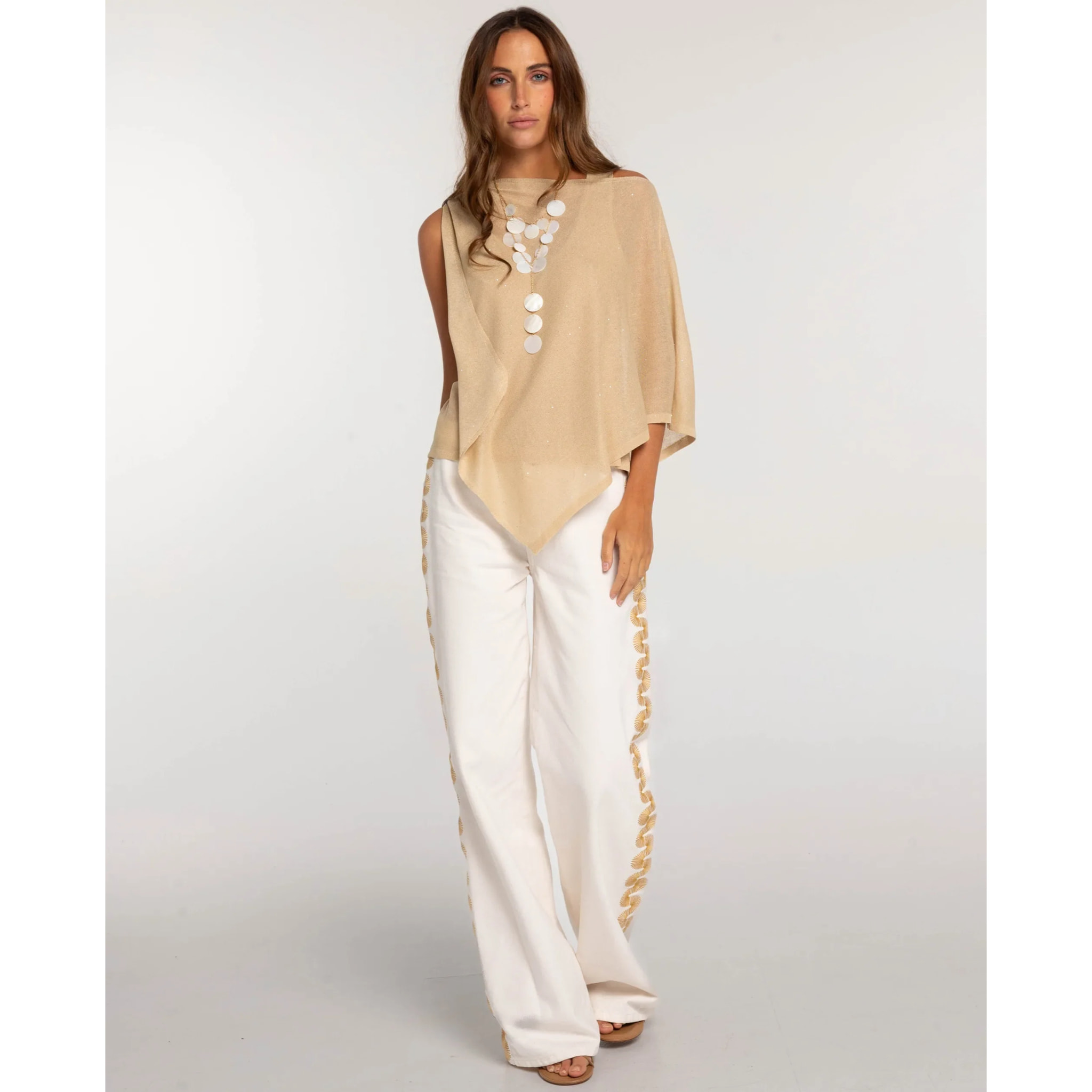 Pantalón vaquero recto con bordados de mujer