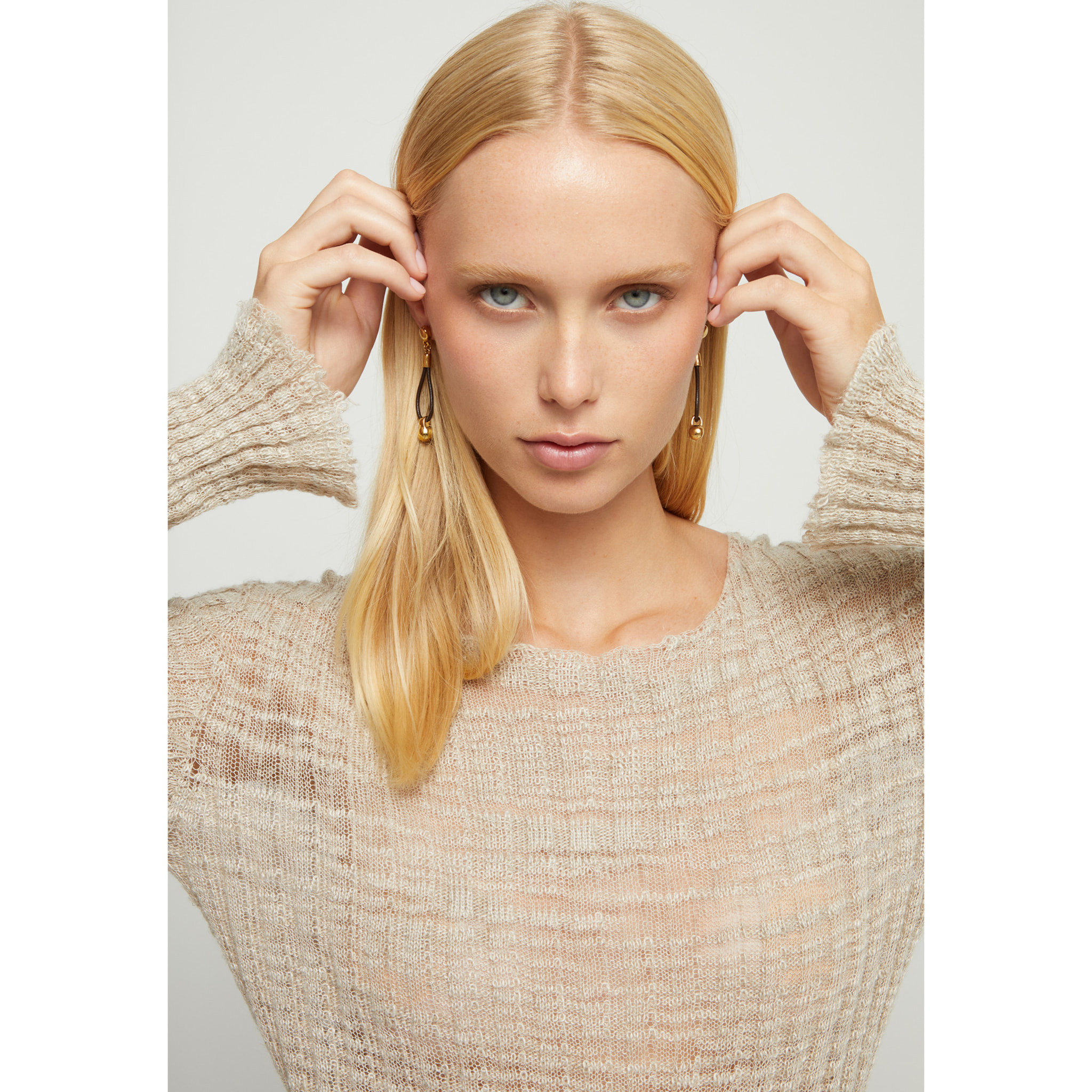 Pendiente GRAVEDAD DORADO U