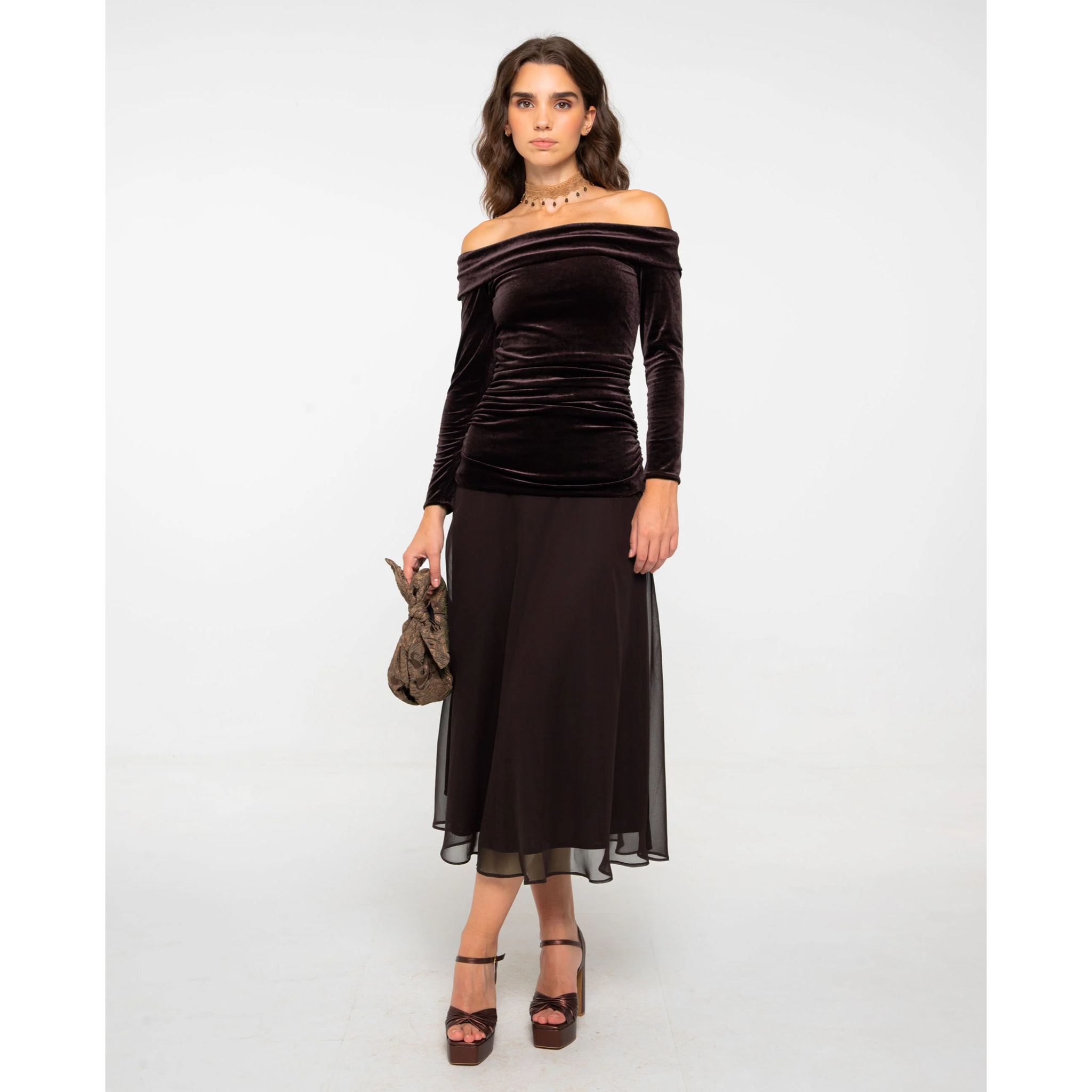 Sandalia de piel marrón con plataforma y tacón ancho.