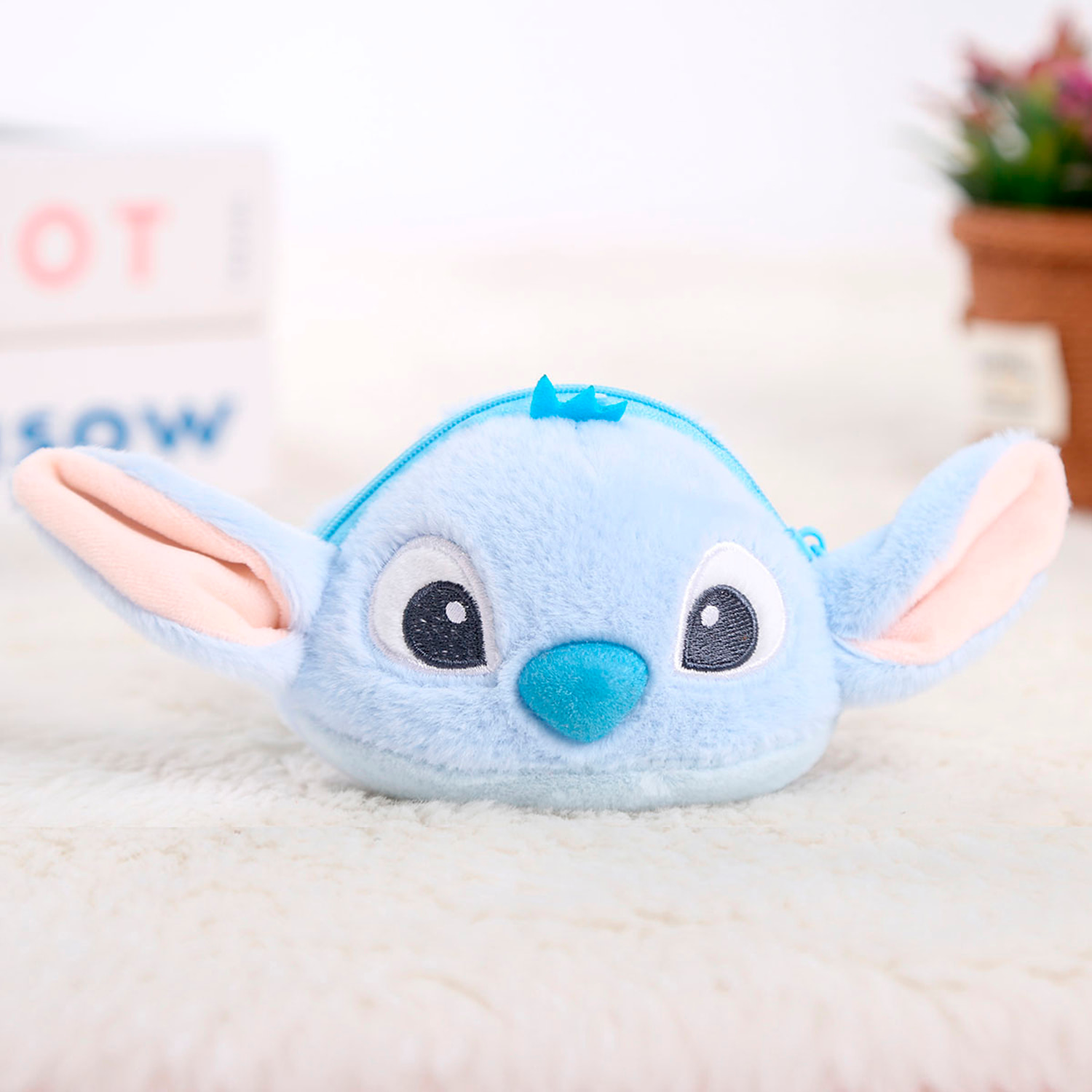 Monedero extrasuave. Diseño de monstruito azul. 10 cm.