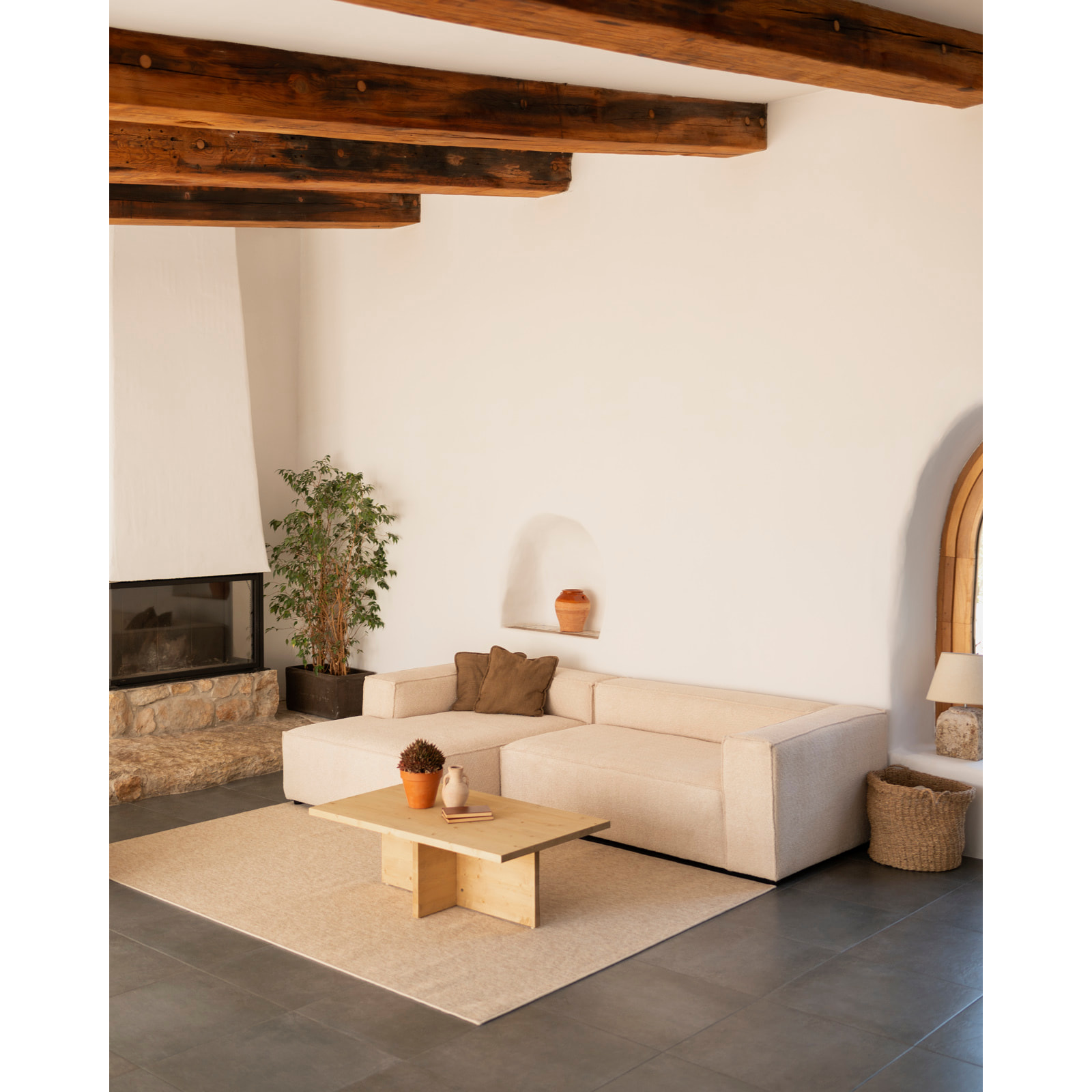 Mesa de centro de madera maciza en tono roble medio de 120x70cm Alto: 40 Largo: 120 Ancho: 70