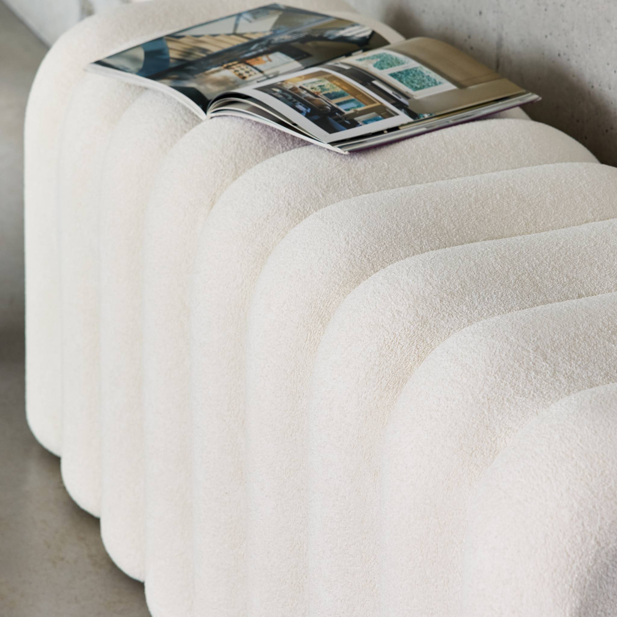 Banc. bout de lit blanc contemporain en tissu