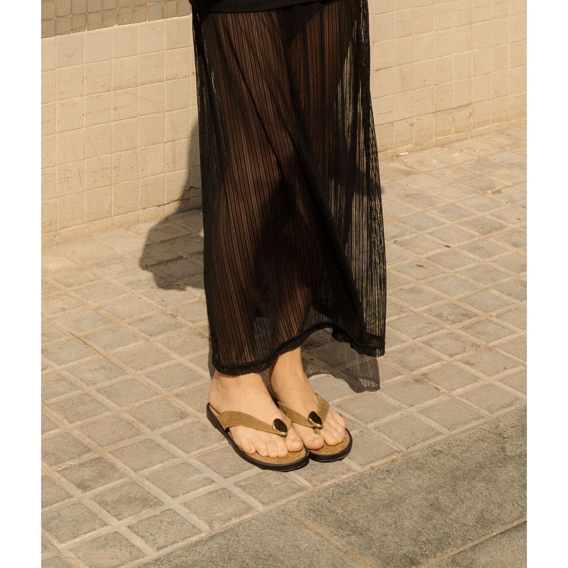 Sandalias de dedo taupe con aplique metálico
