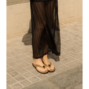 Sandalias de dedo taupe con aplique metálico