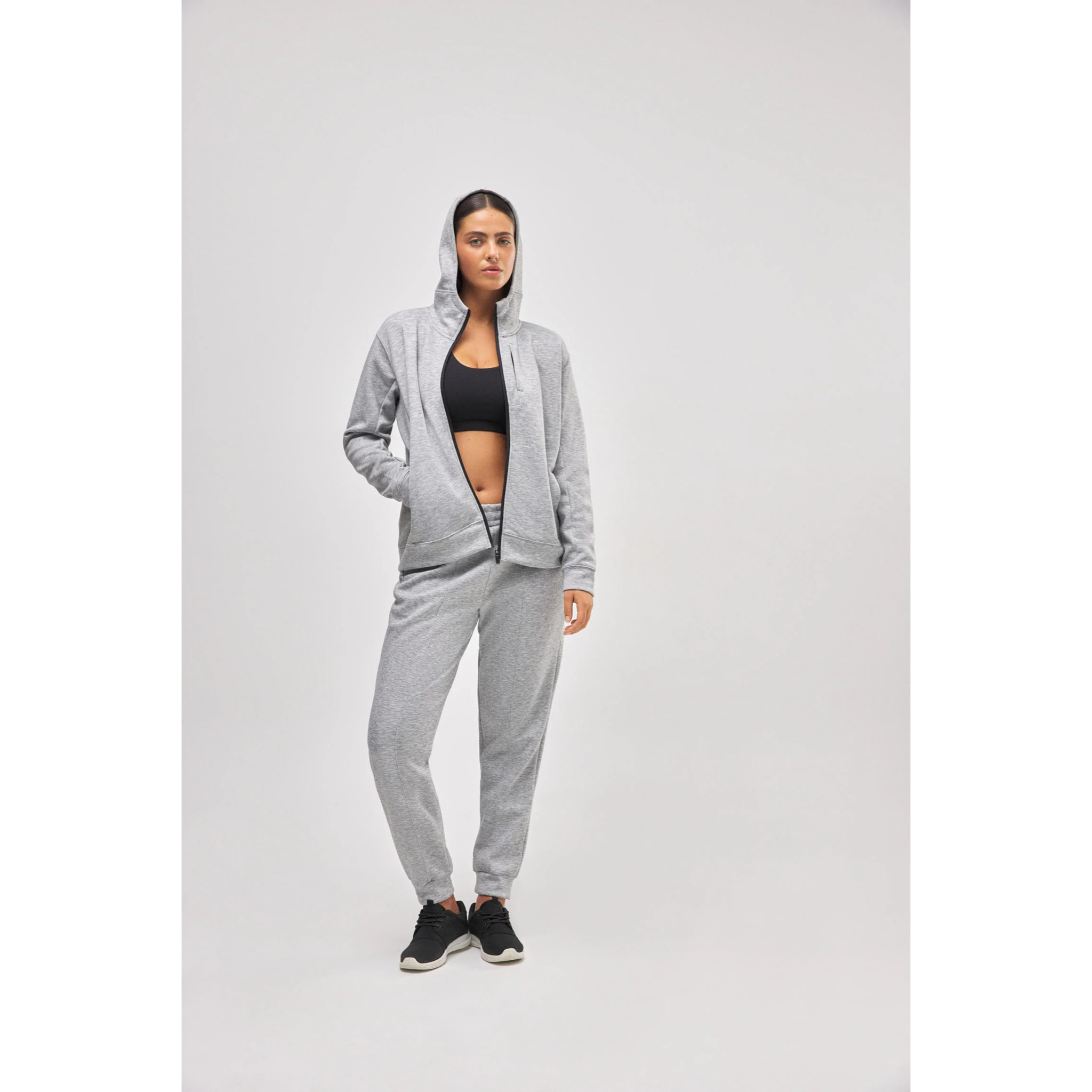 Giacca sportiva grigia con cappuccio