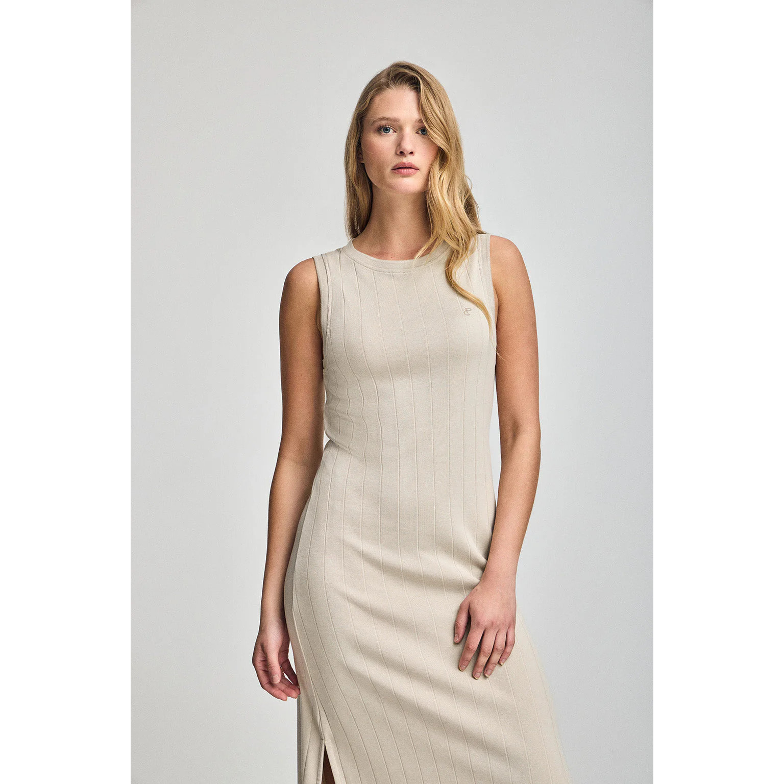 Vestido beige largo y acanalado con monograma bordado