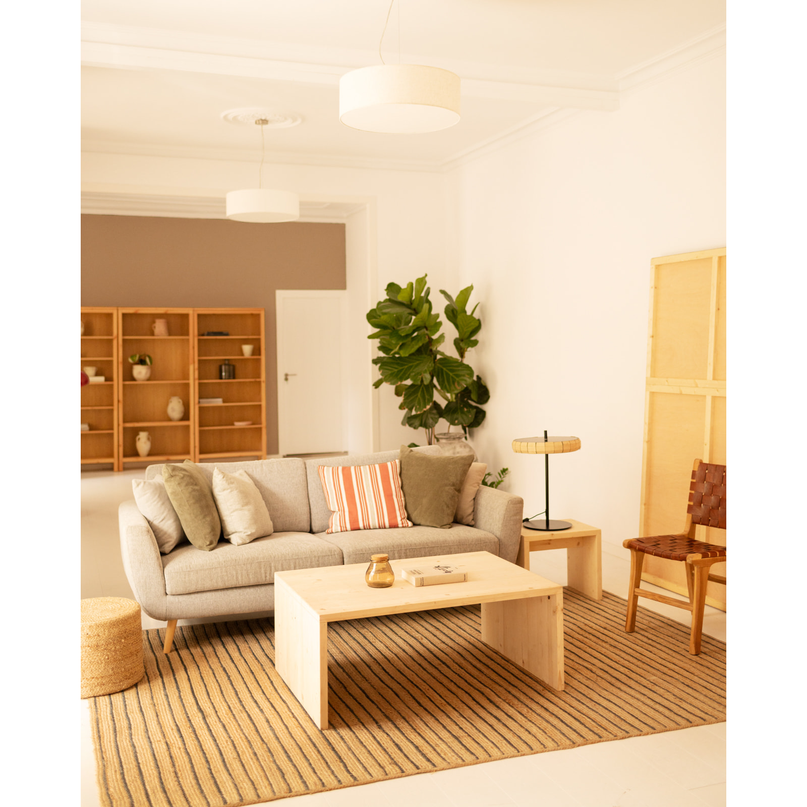 Table basse en bois massif ton naturel de 110x45x74cm Hauteur: 45 Longueur: 110 Largeur: 74