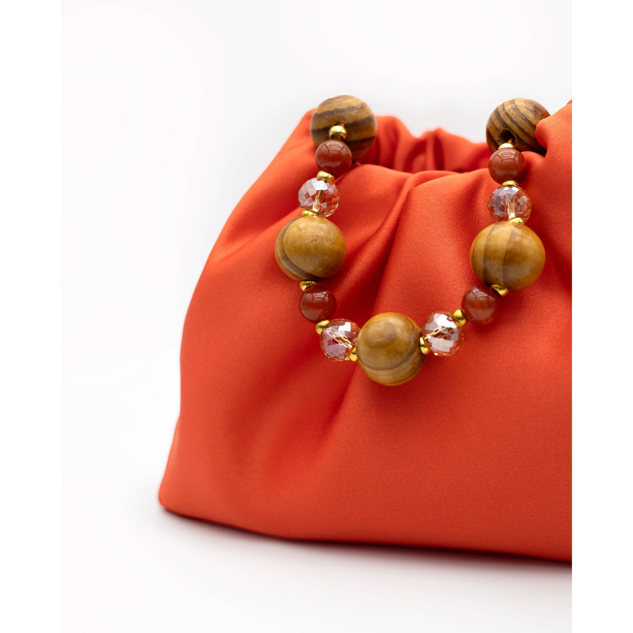 Bolso de mano con asa de piedras