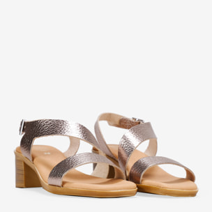 Sandalias metalizadas en piel con tacón efecto madera