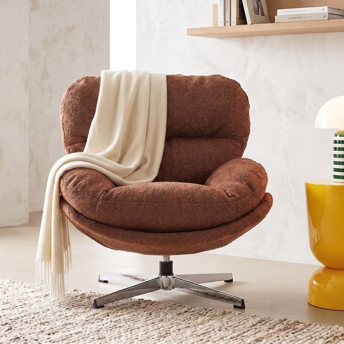 Fauteuil pivotant en tissu bouclé et piètement chromé - OLI