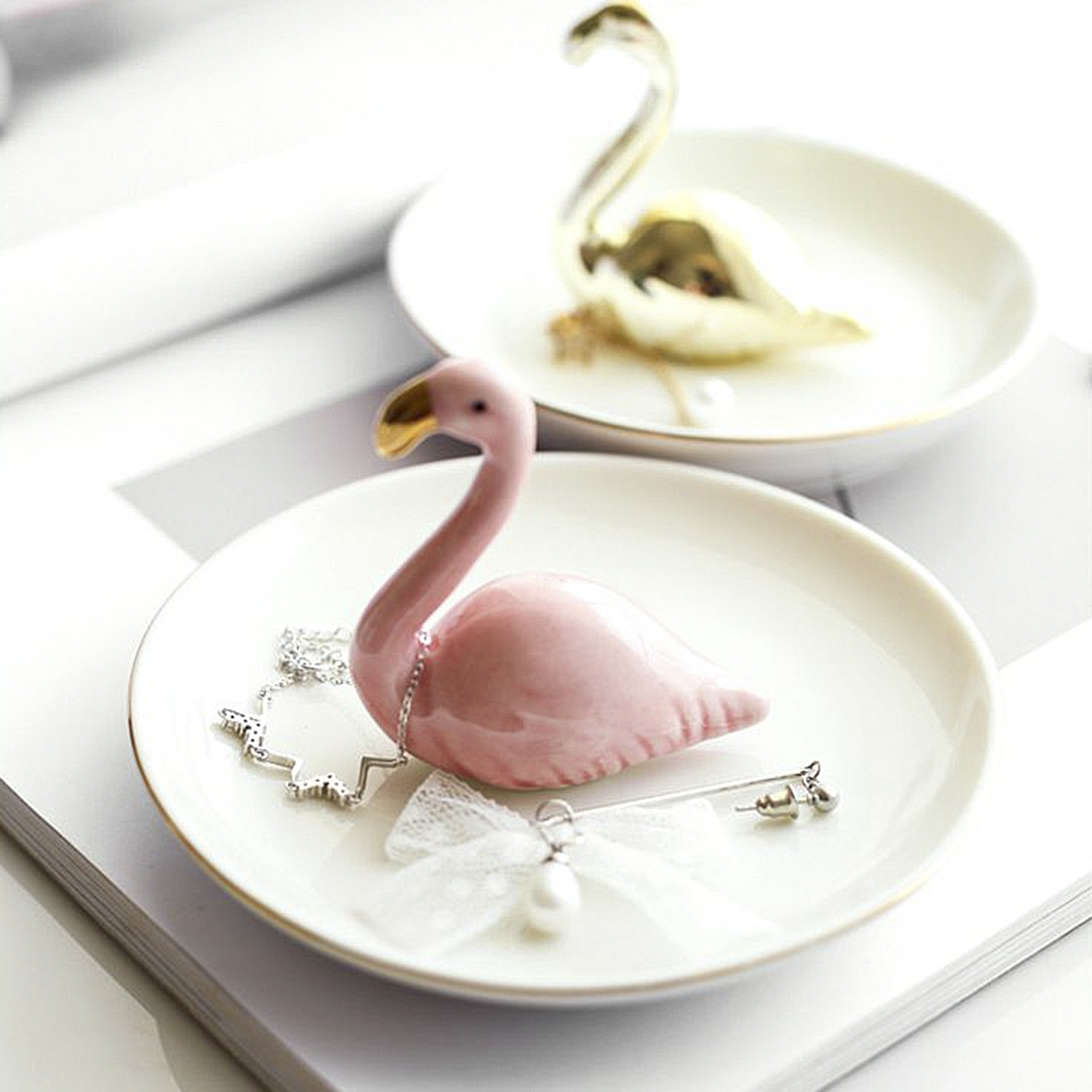 DAM  Figura decorativa in porcellana fenicottero su piatto 12x12x6,5 Cm. Colore rosa