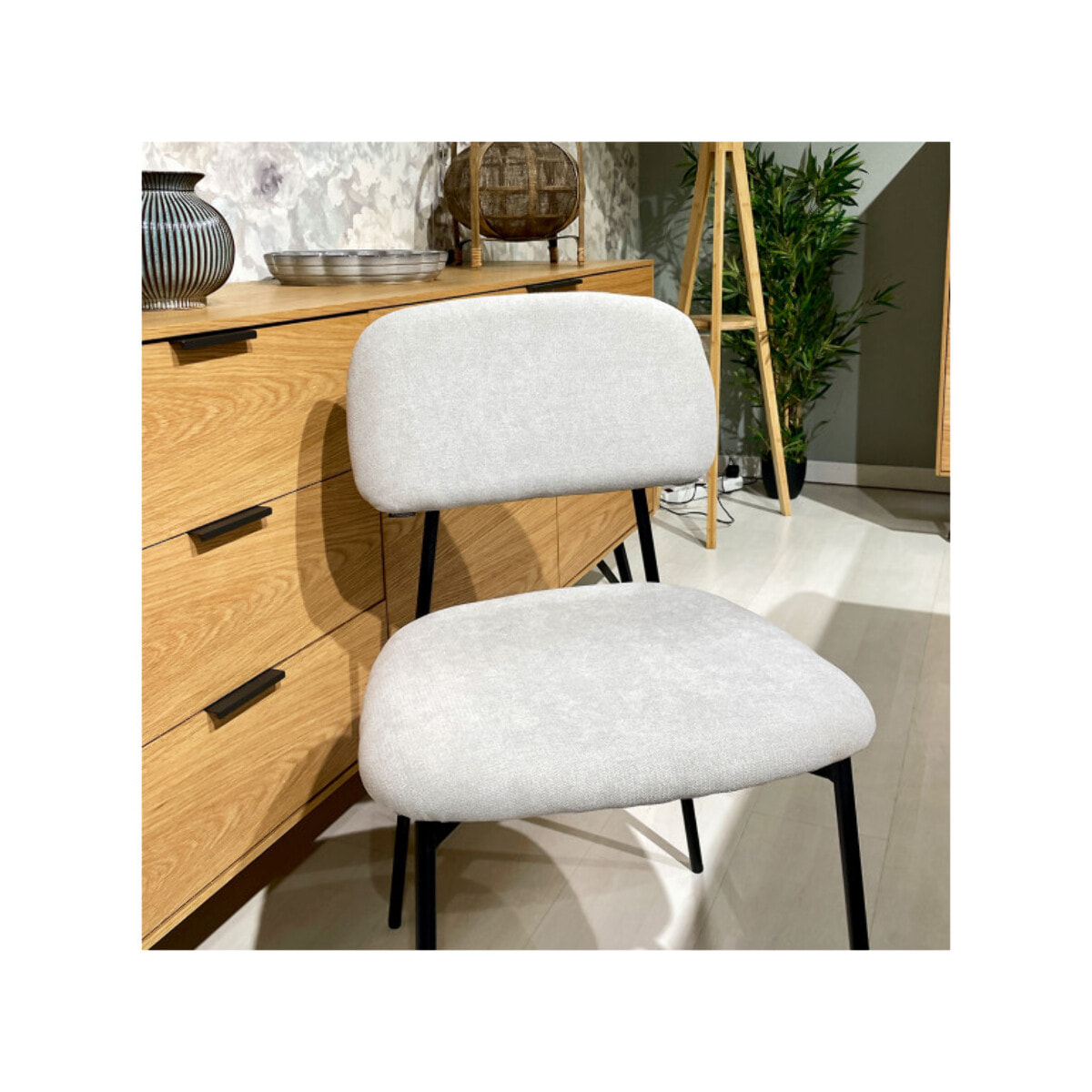 Chaise de repas en tissu doux avec 4 pieds en métal noir - MIRA